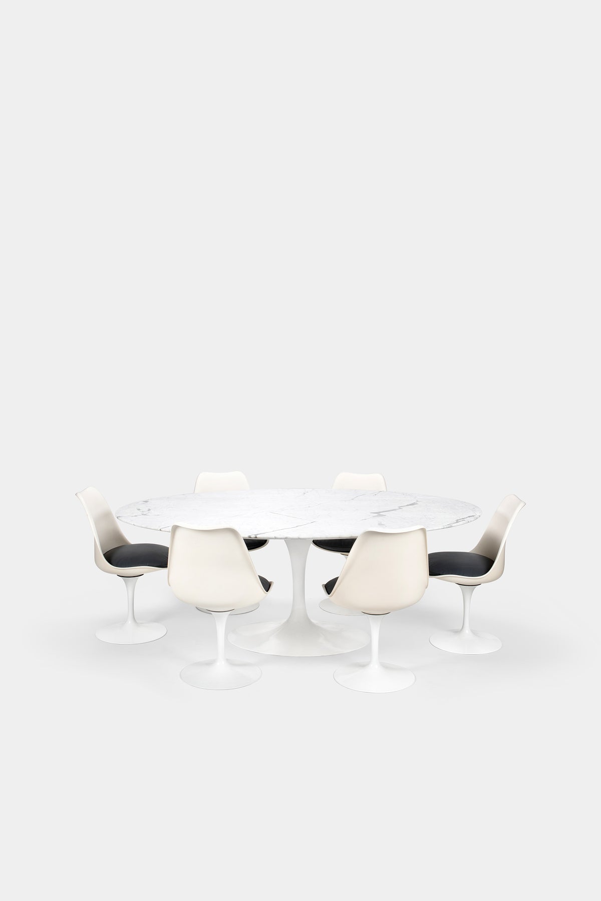 Eero Saarinen Marmortisch und 6 Tulip Stuhlen 1950