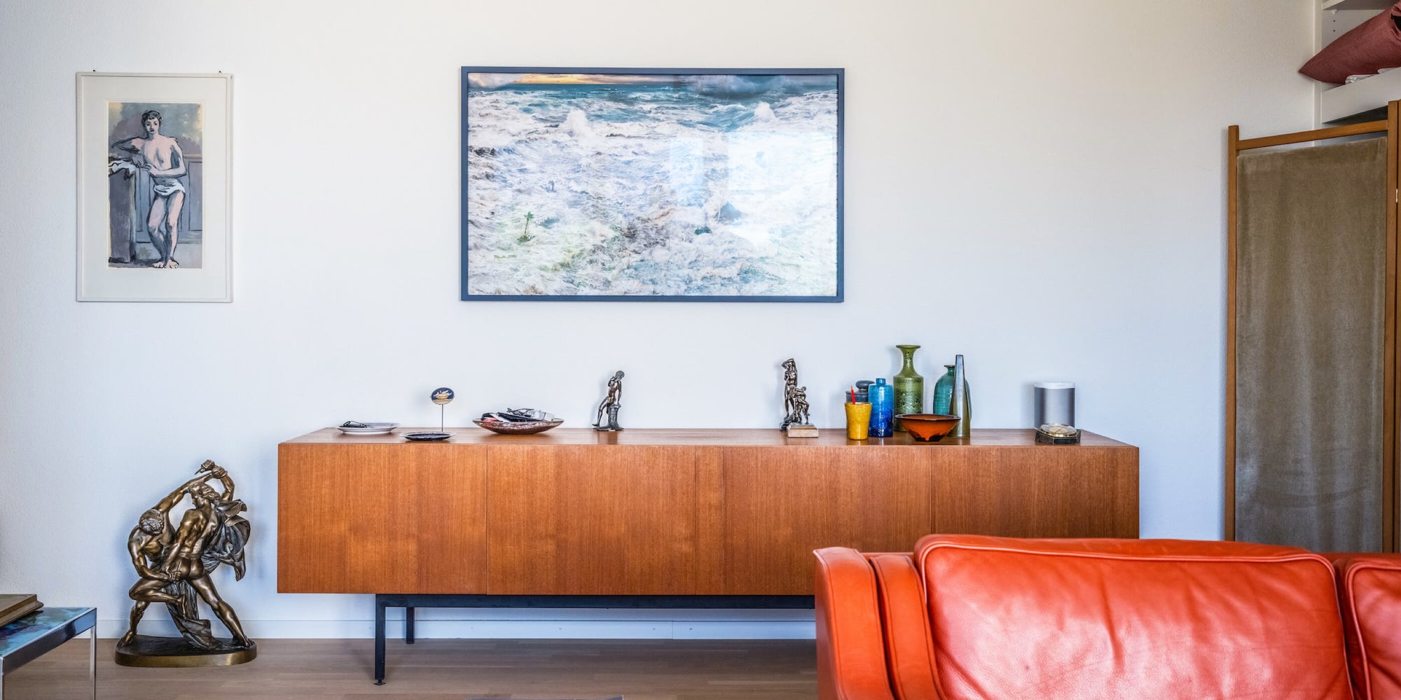 Designer Sideboard aus Tropenholz mit Figuren und Vasen als Dekoration.