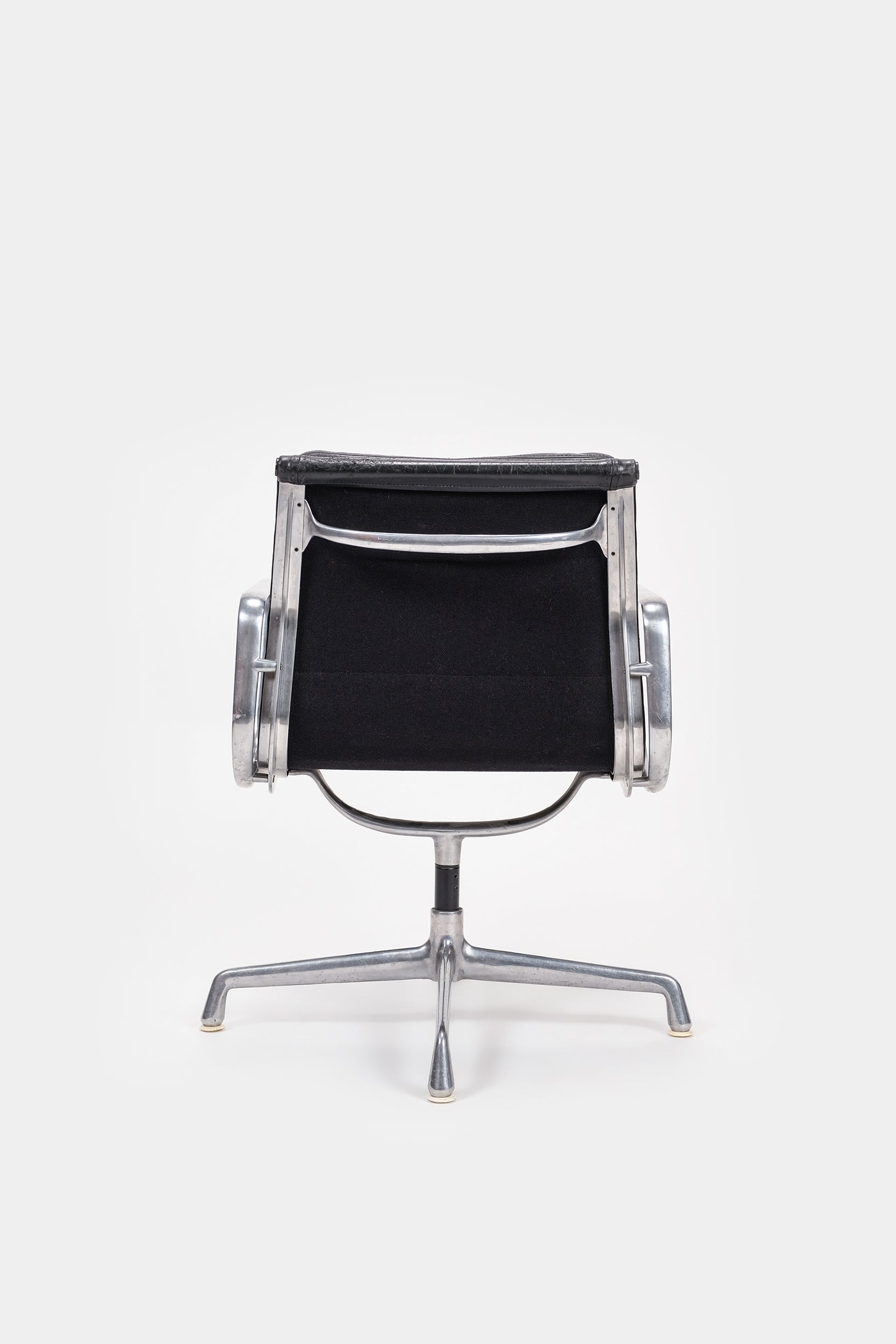 Charles Eames, EA208 Soft Pad Swivel Chair
