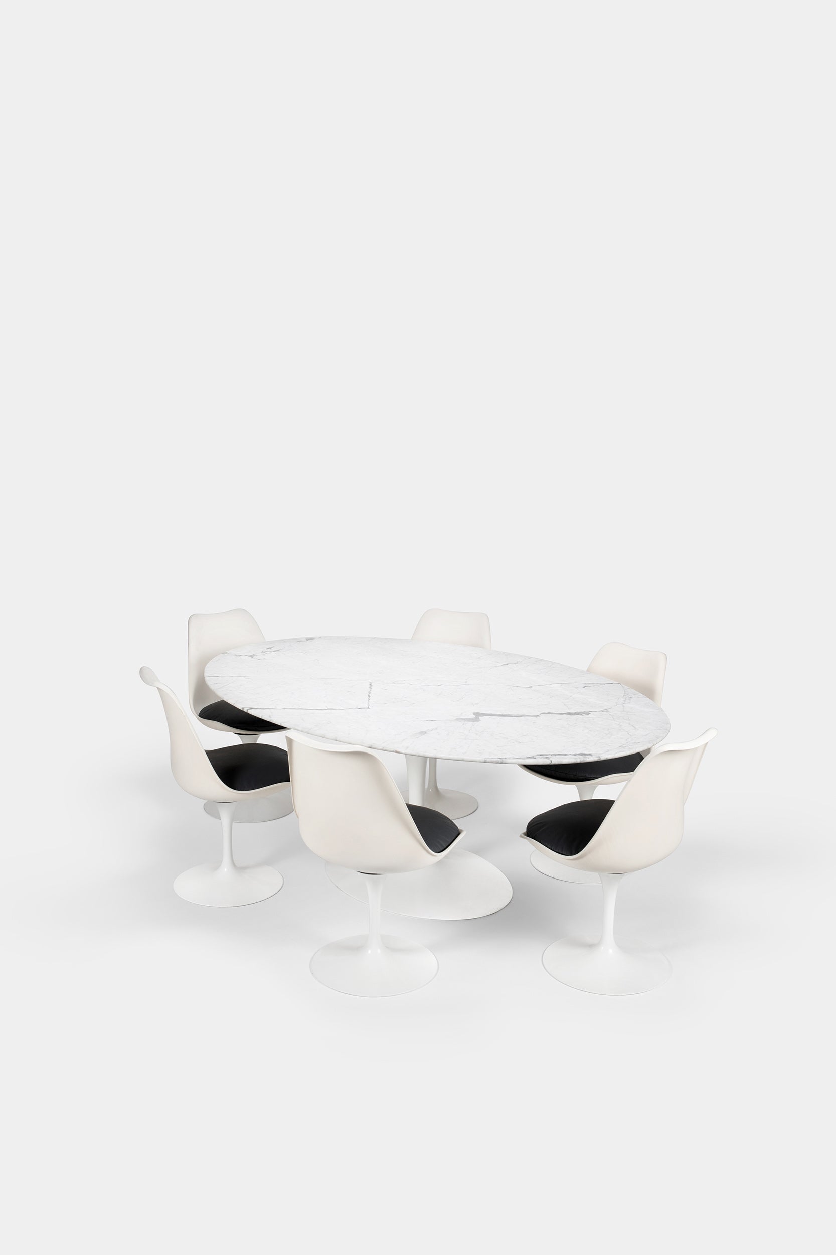 Eero Saarinen Marmortisch und 6 Tulip Stuhlen 1950