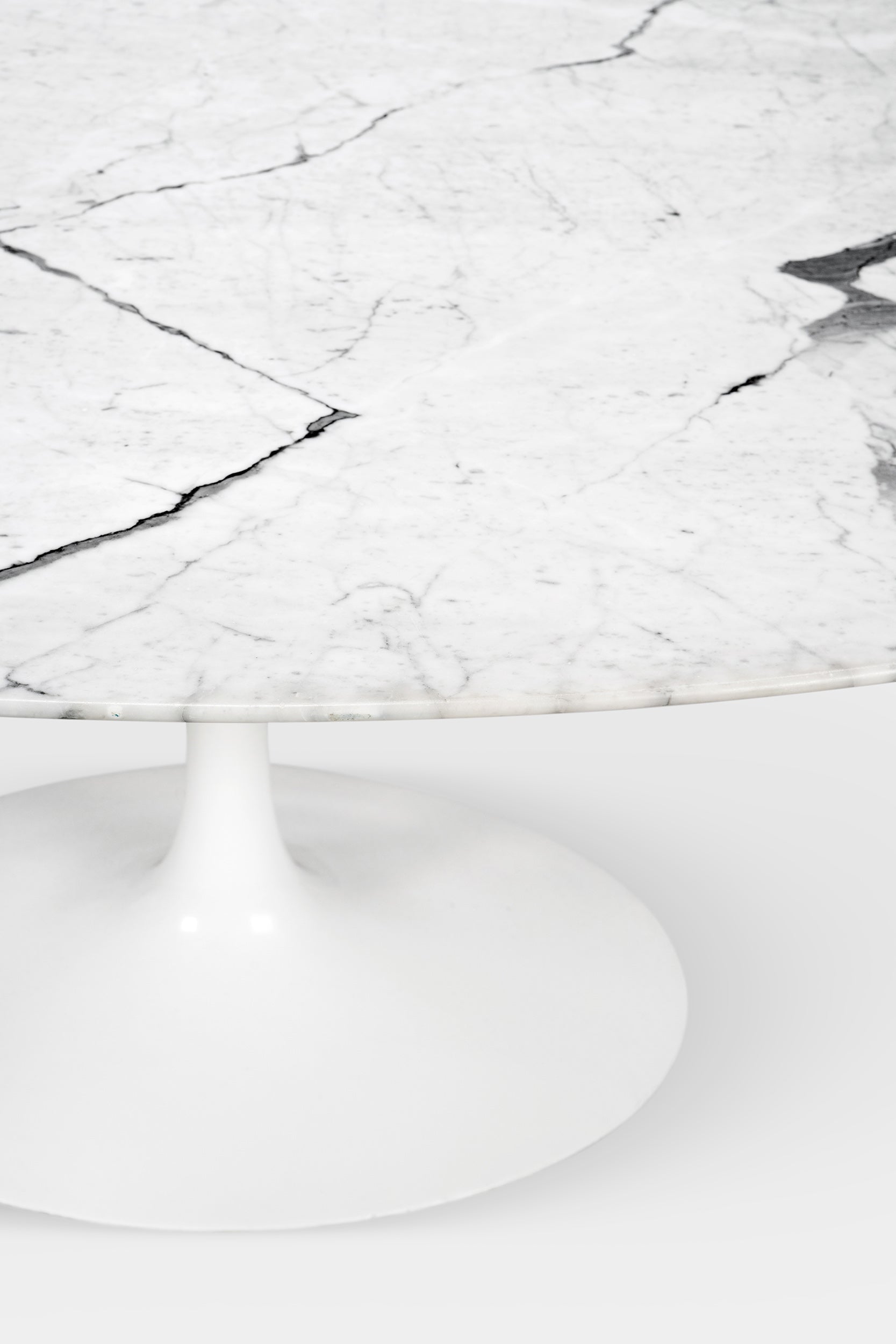 Eero Saarinen Marmortisch und 6 Tulip Stuhlen 1950