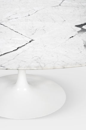 Eero Saarinen Marmortisch und 6 Tulip Stuhlen 1950