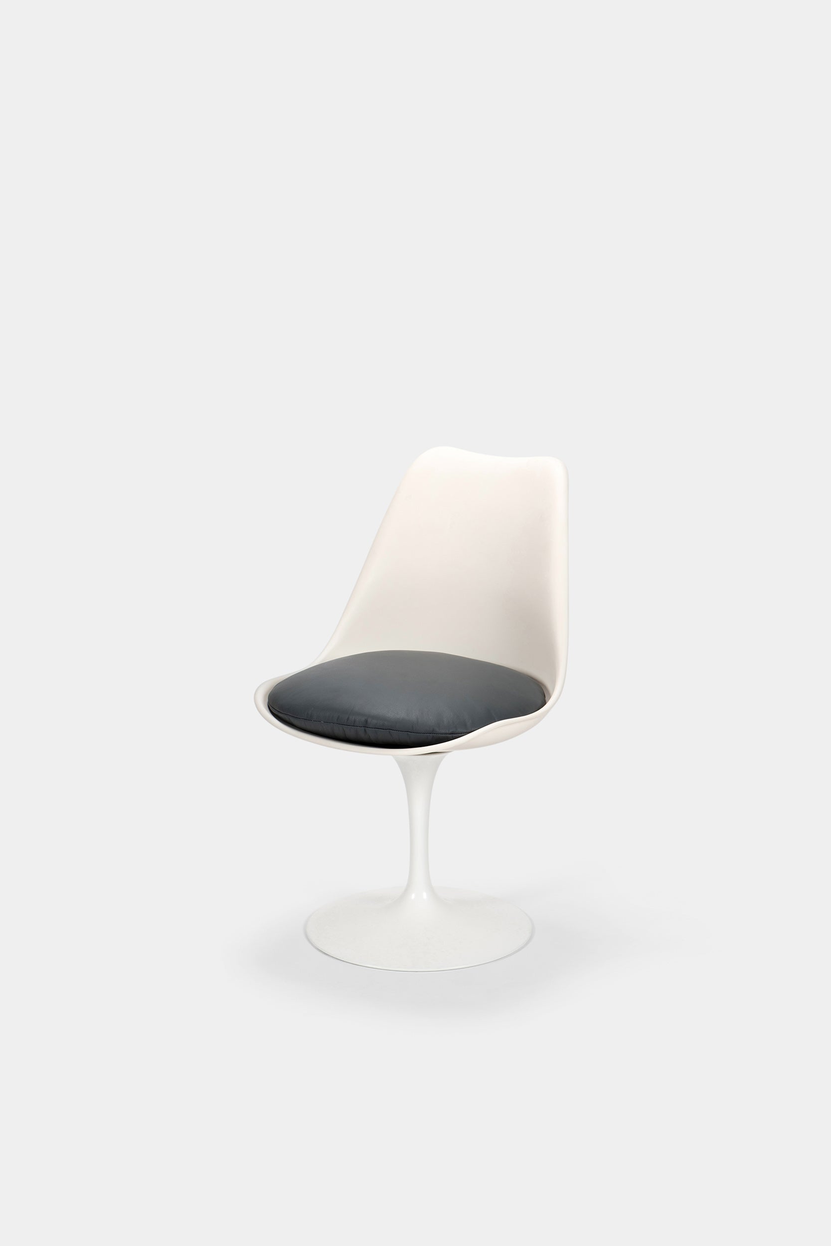 Eero Saarinen Marmortisch und 6 Tulip Stuhlen 1950