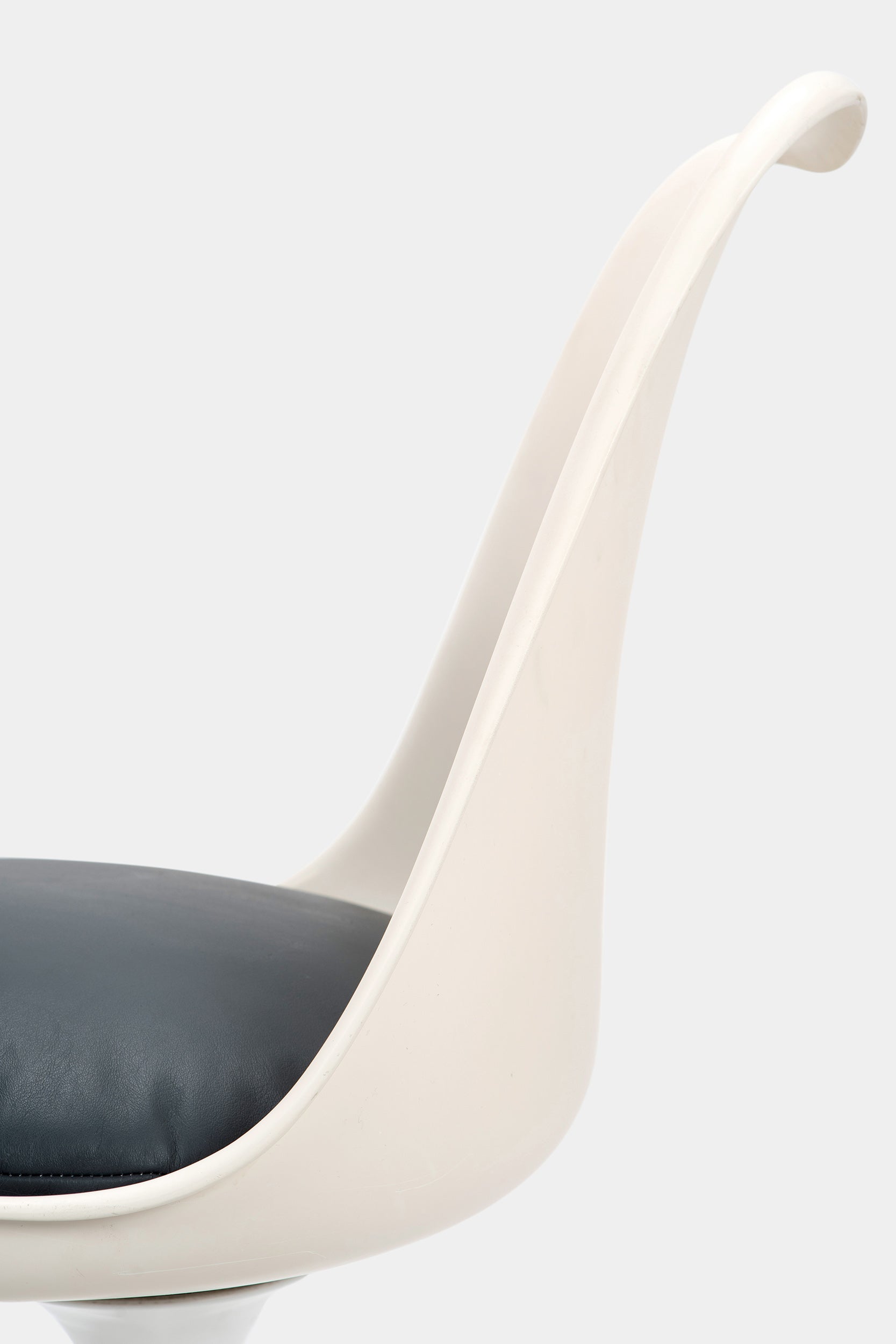 Eero Saarinen Marmortisch und 6 Tulip Stuhlen 1950