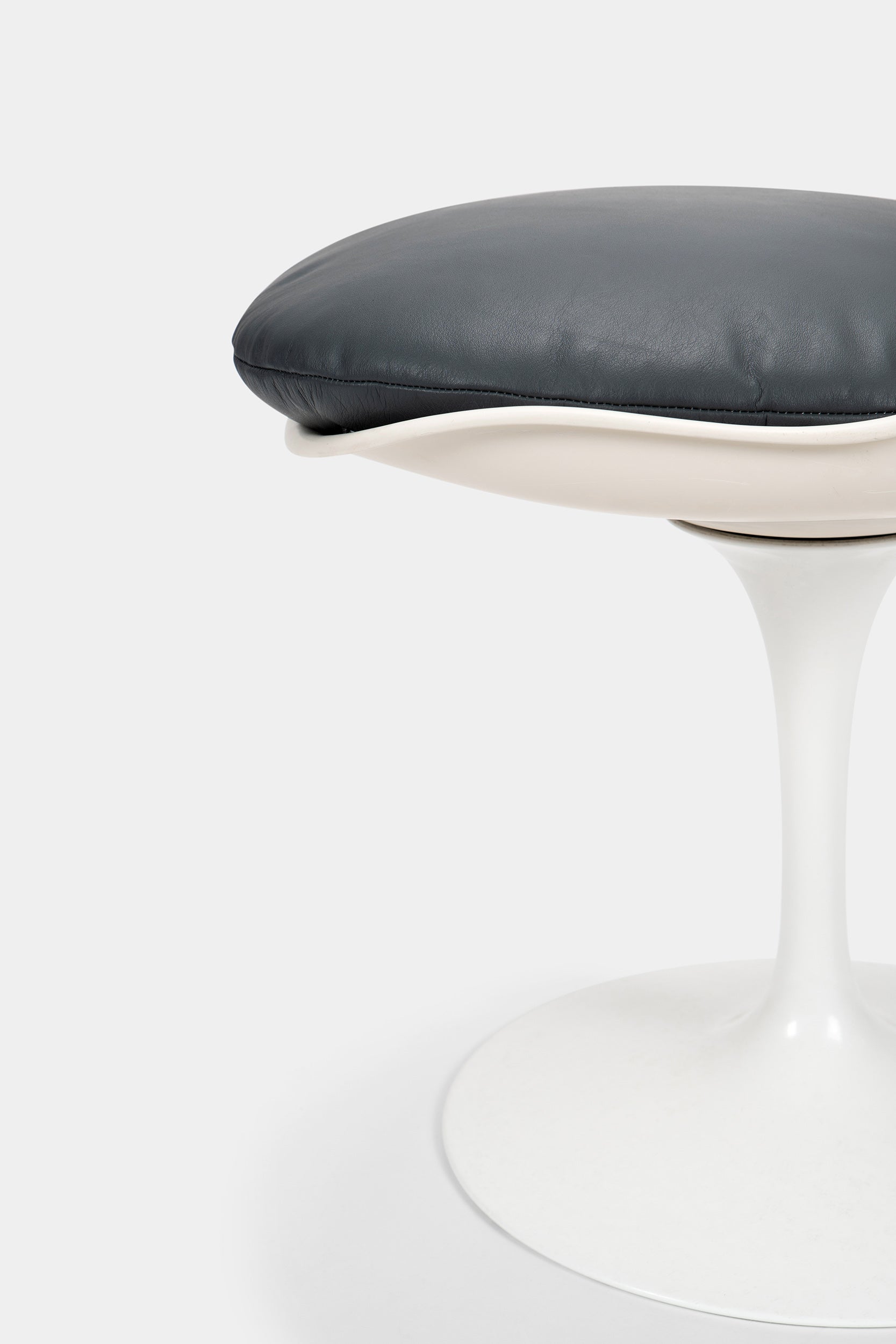 Eero Saarinen Marmortisch und 6 Tulip Stuhlen 1950