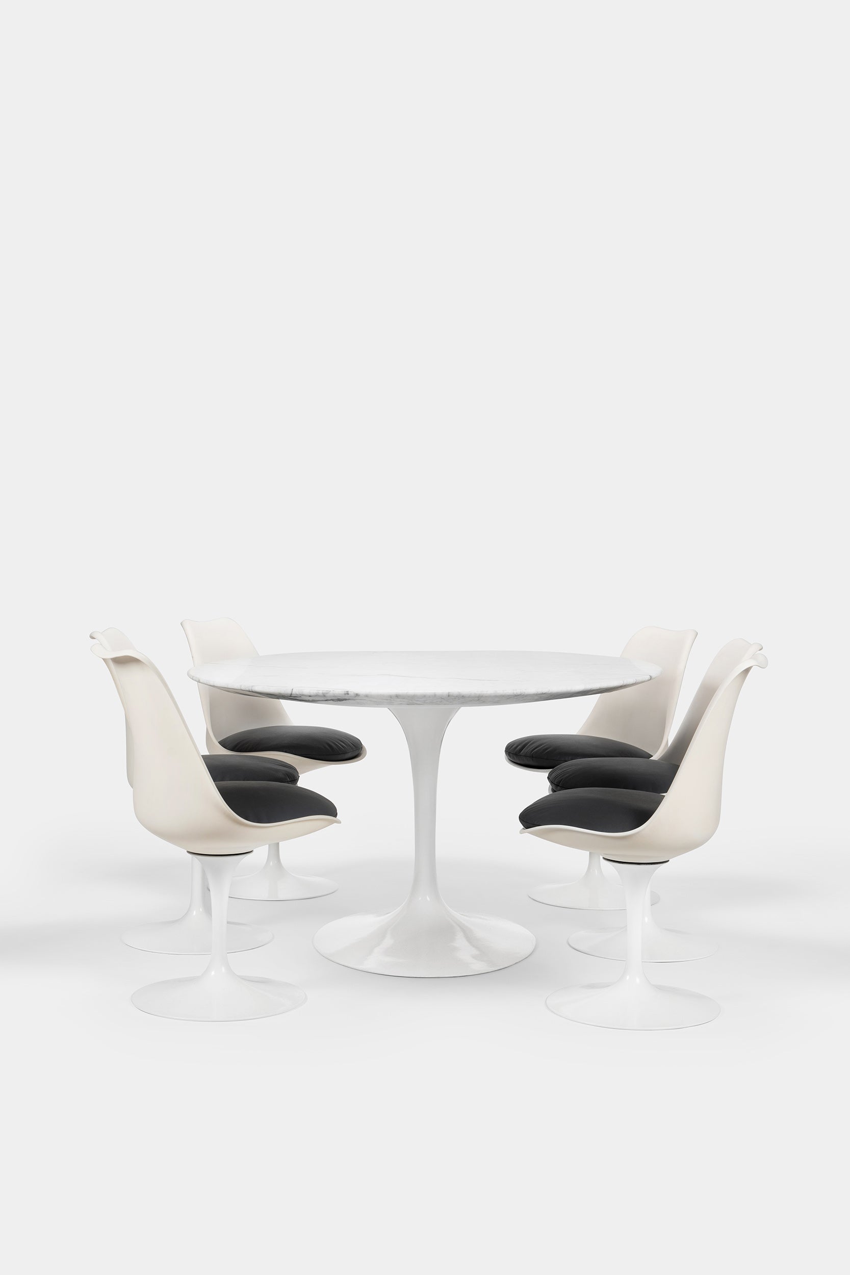 Eero Saarinen Marmortisch und 6 Tulip Stuhlen 1950