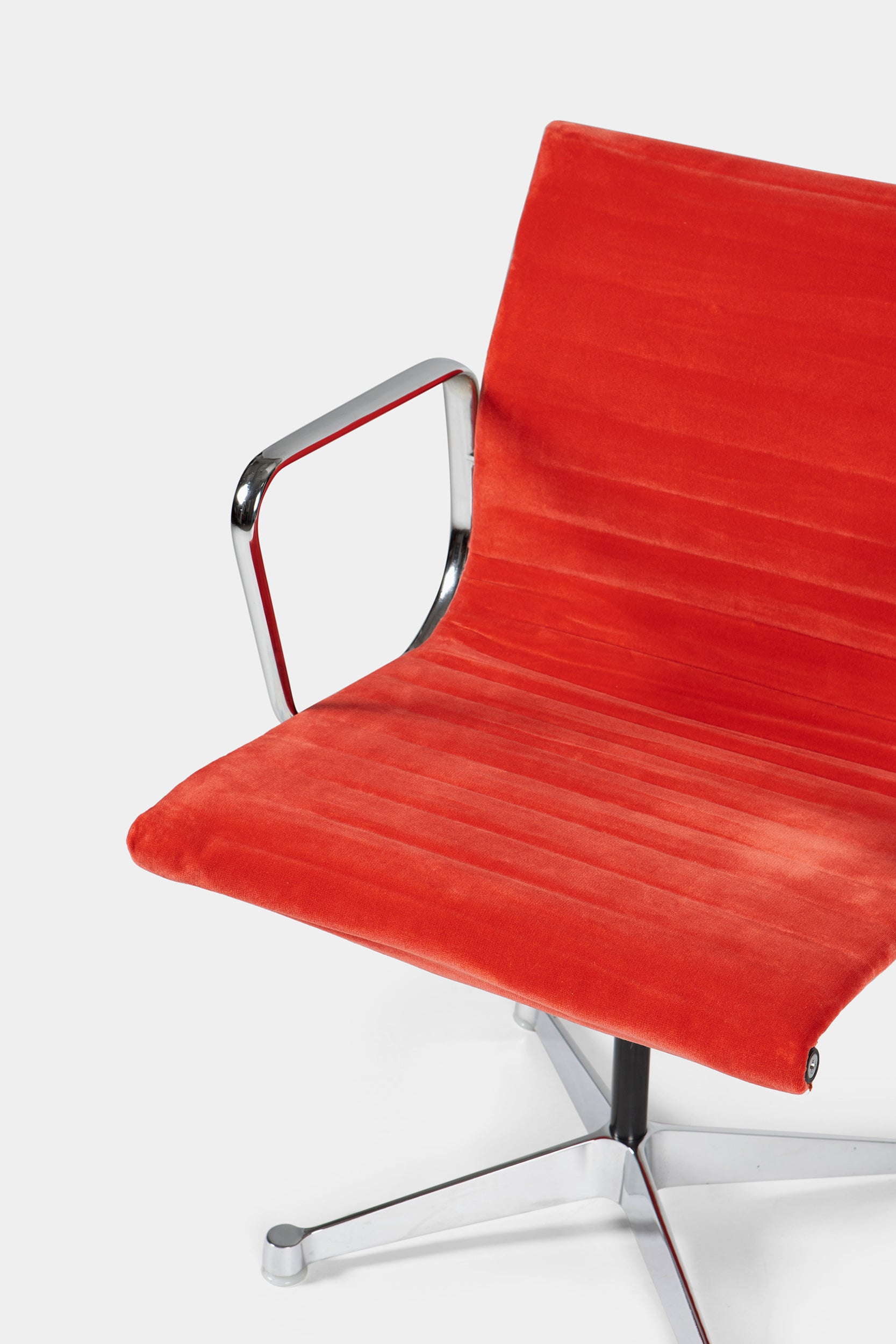 2 Charles & Ray Eames, Vitra, EA 108, Aluminium Stühle, 70er