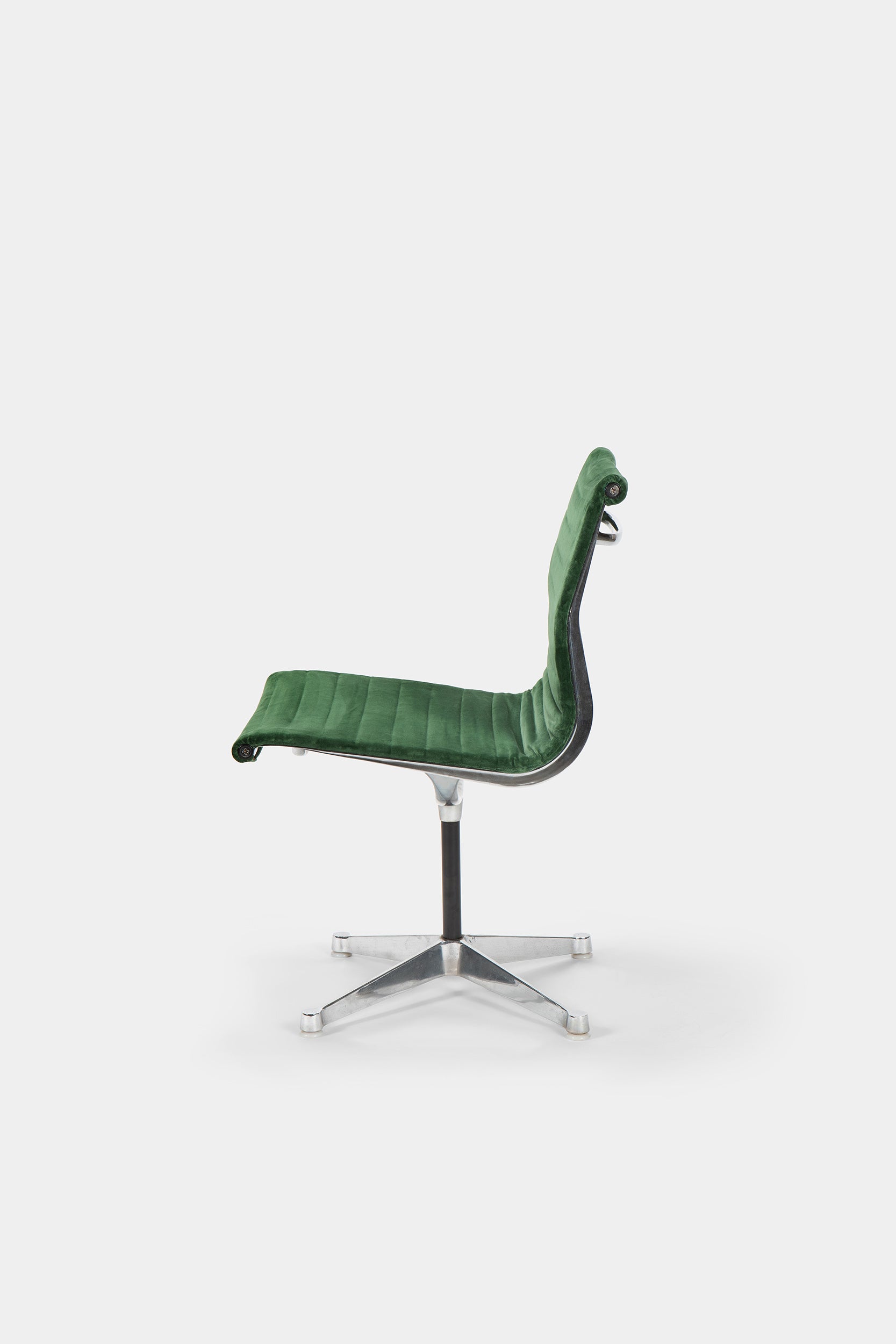 2 Charles&Ray Eames, Vitra, EA 105, Aluminium Stühle, 50er