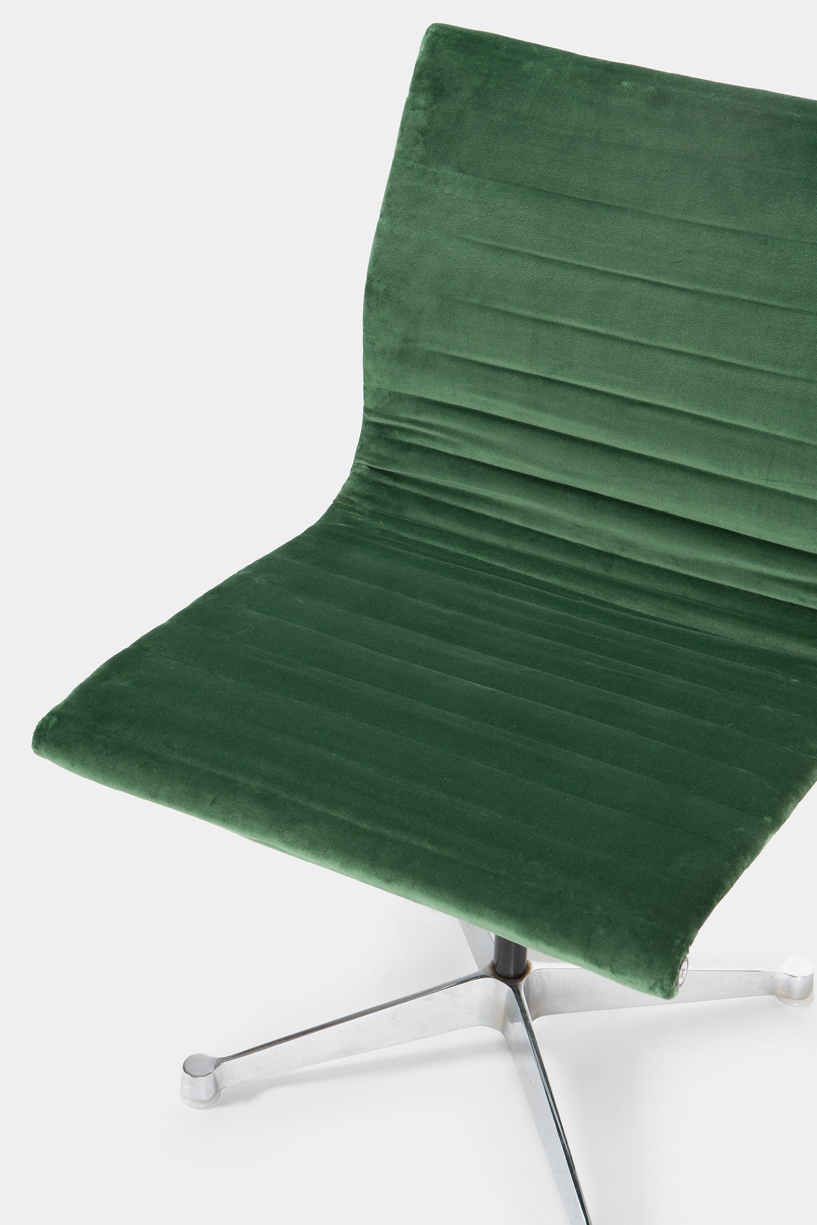 2 Charles&Ray Eames, Vitra, EA 105, Aluminium Stühle, 50er