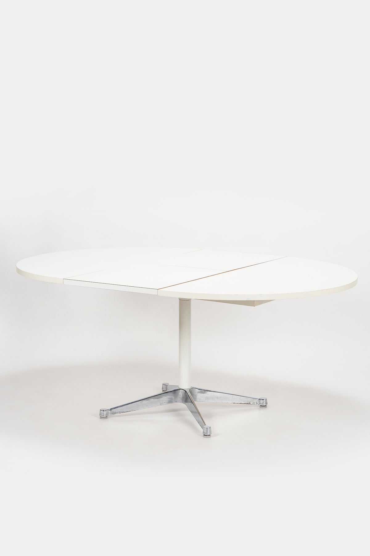 Charles & Ray Eames, round dining table, Hermann Miller, 60s