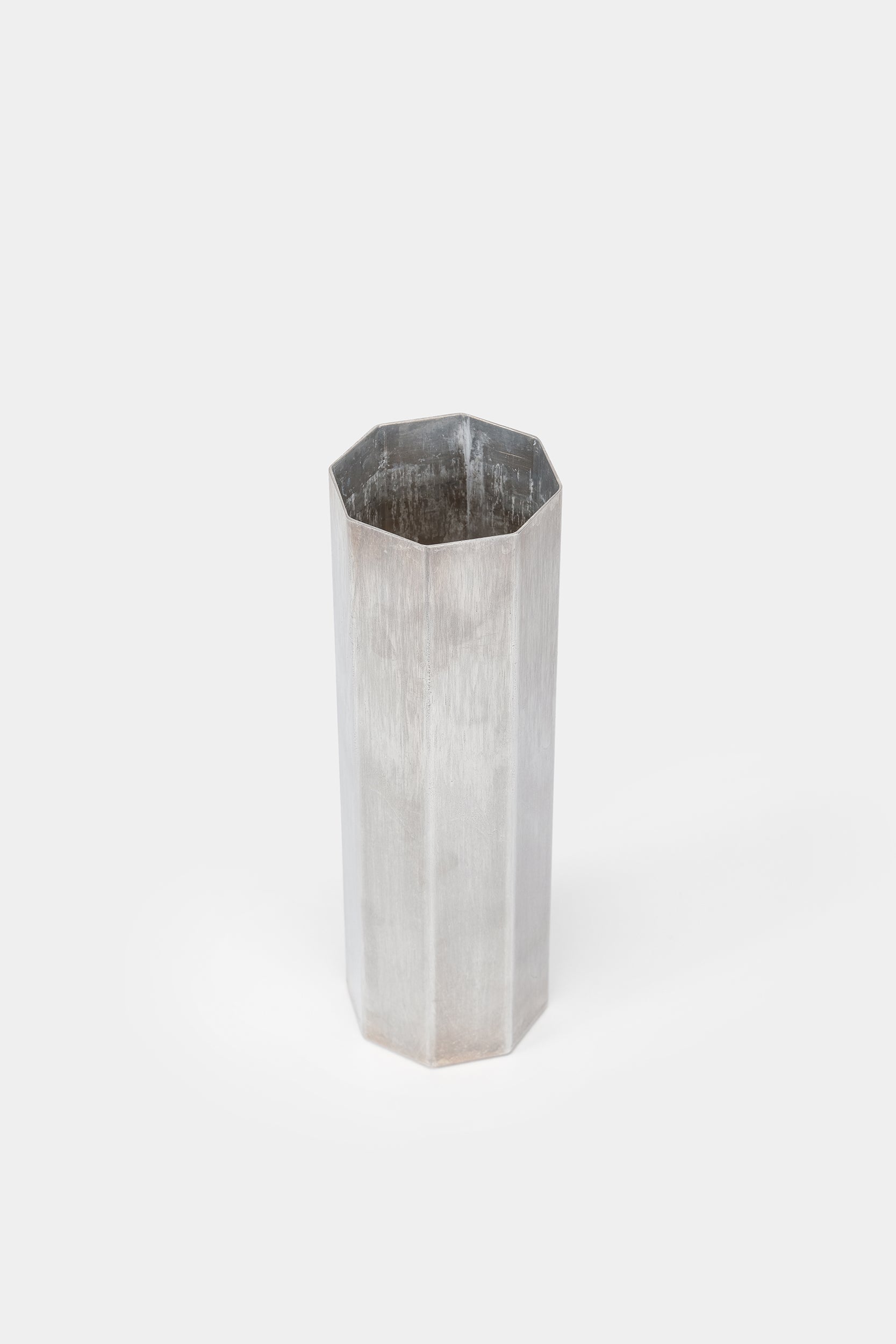 Schweizer Einzelanfertigung, Achteckige Aluminium Vase, 80er