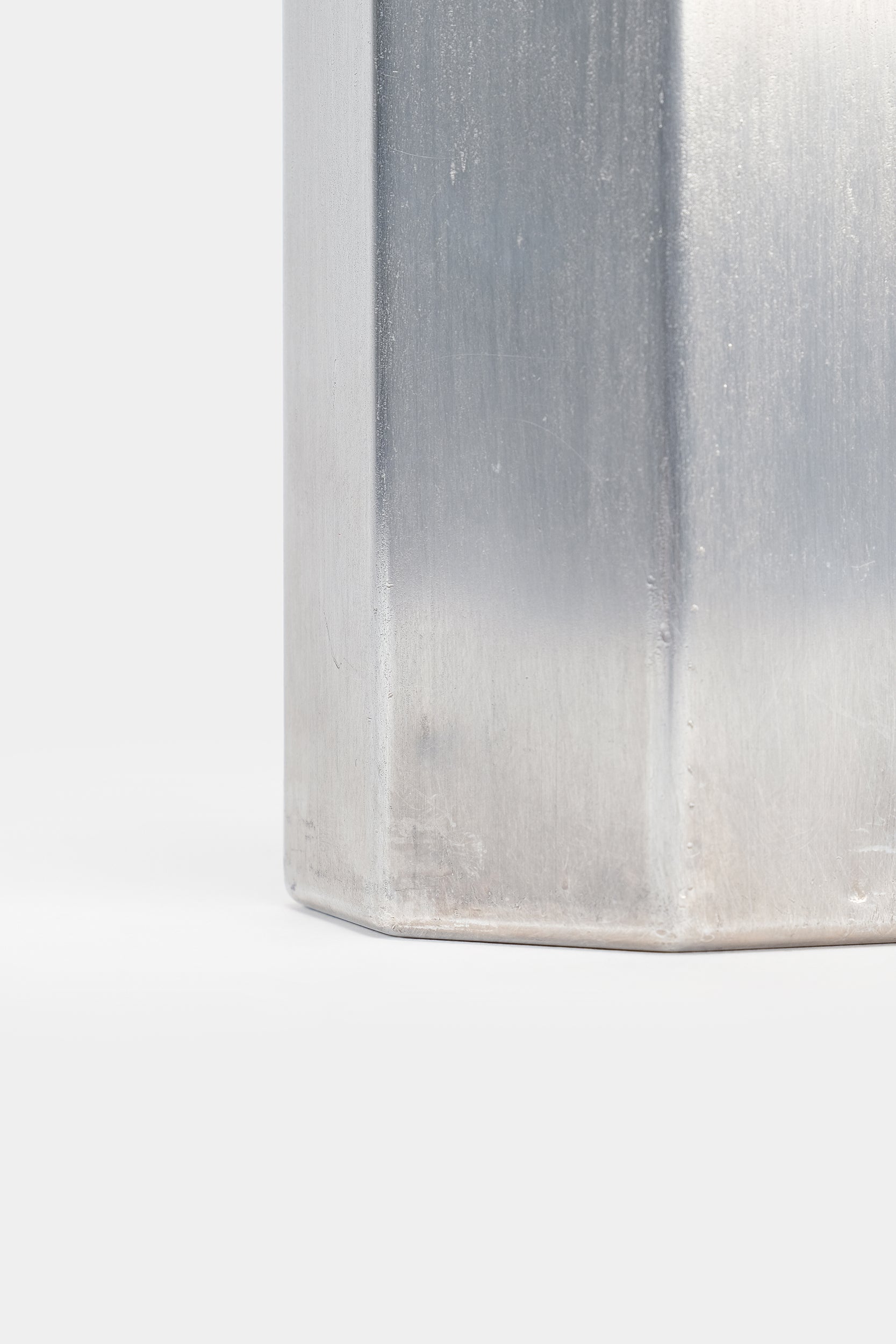 Schweizer Einzelanfertigung, Achteckige Aluminium Vase, 80er