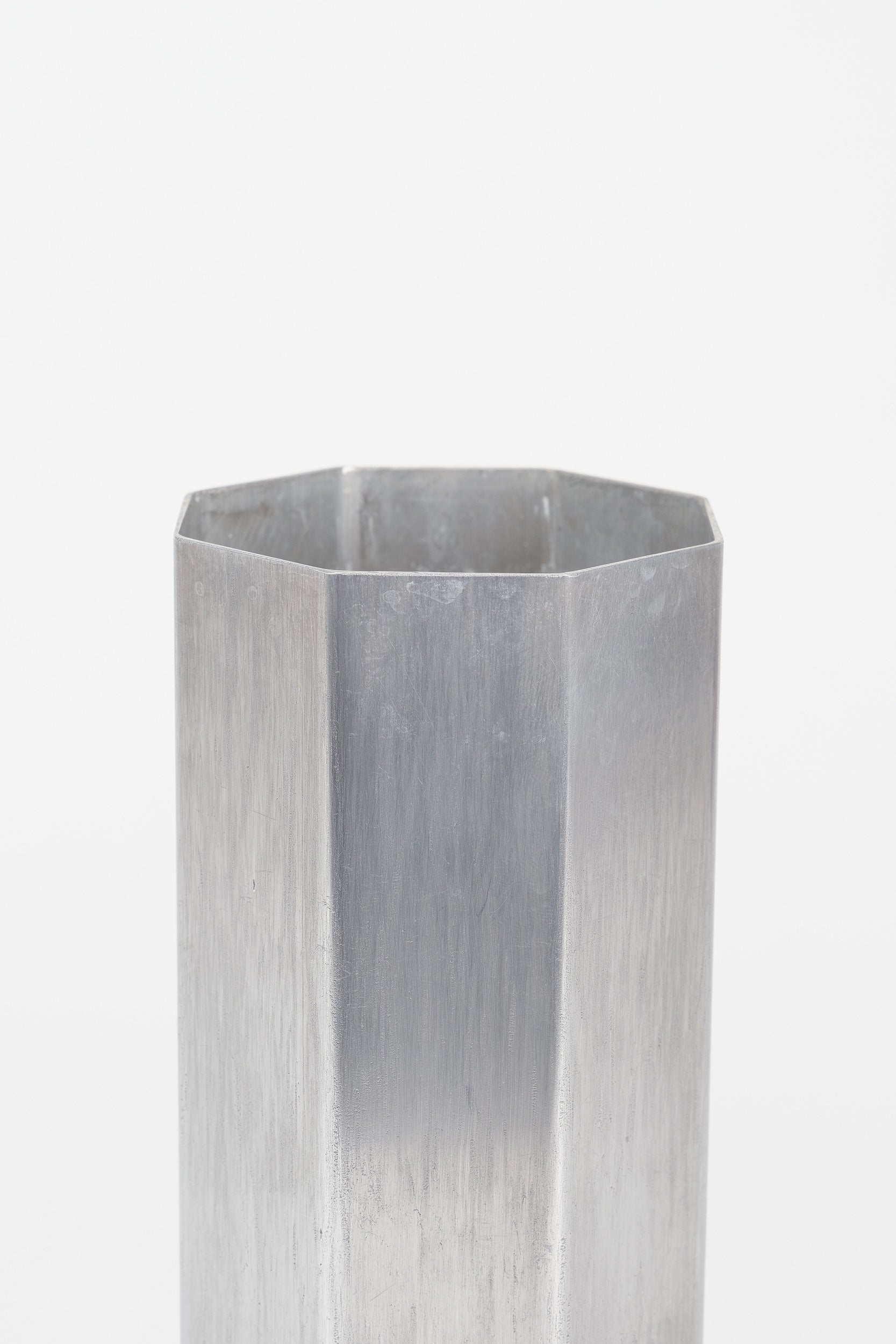 Schweizer Einzelanfertigung, Achteckige Aluminium Vase, 80er