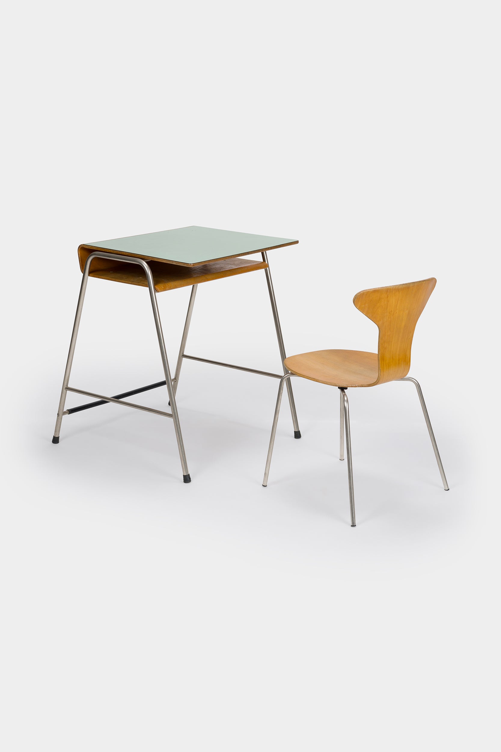 Arne Jacobsen, MUNKEGAARD ​​School Desk and Chair 3105, Denmark, 50s
