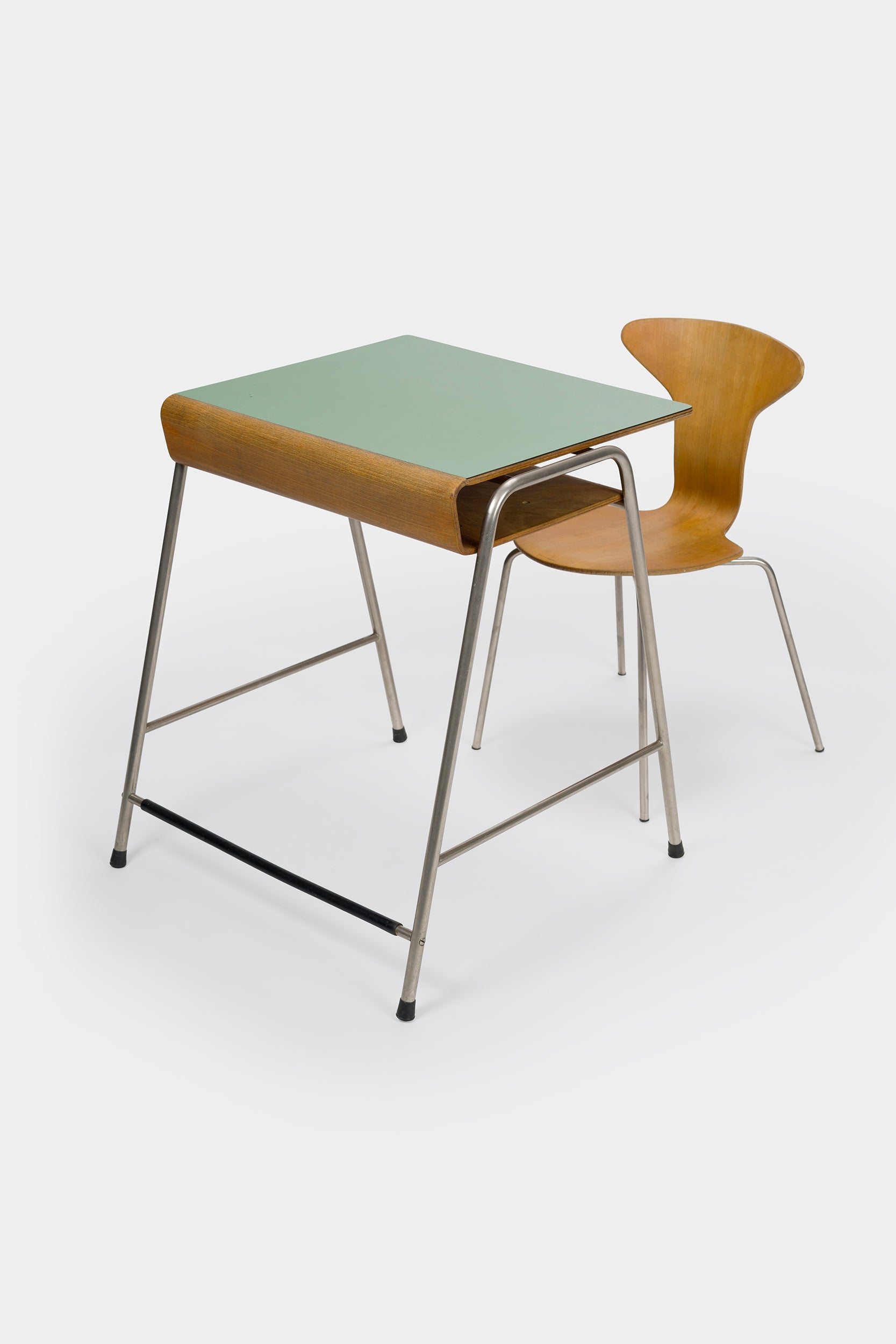 Arne Jacobsen, MUNKEGAARD ​​School Desk and Chair 3105, Denmark, 50s
