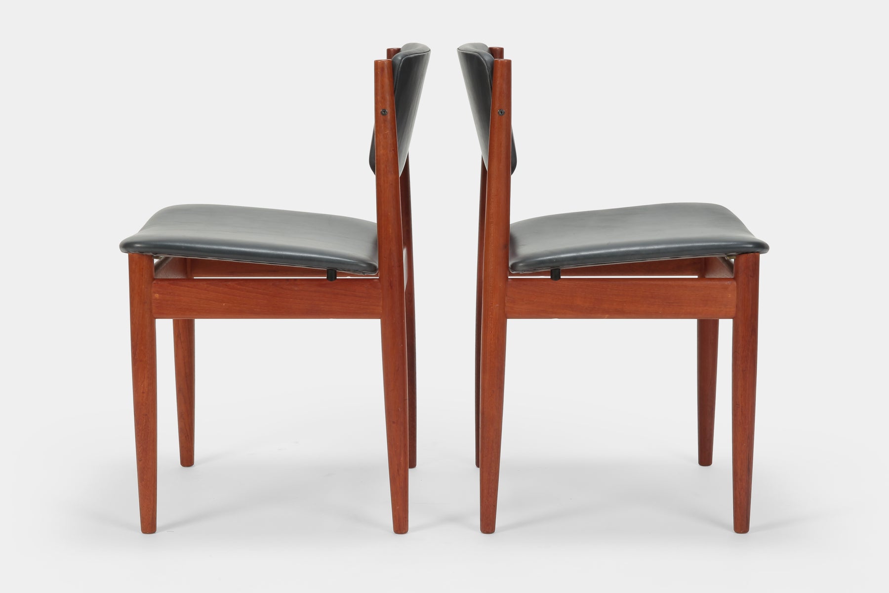 Zwei Finn Juhl Model 197 Stühle, Leder  und Teak, 60er