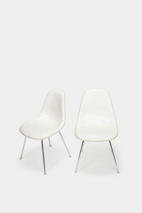 Paar Eames Side Chairs mit weissem Lederbezug, Italien, 60er