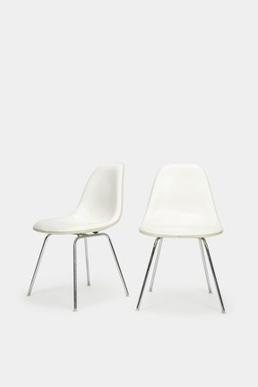 Paar Eames Side Chairs mit weissem Lederbezug, Italien, 60er