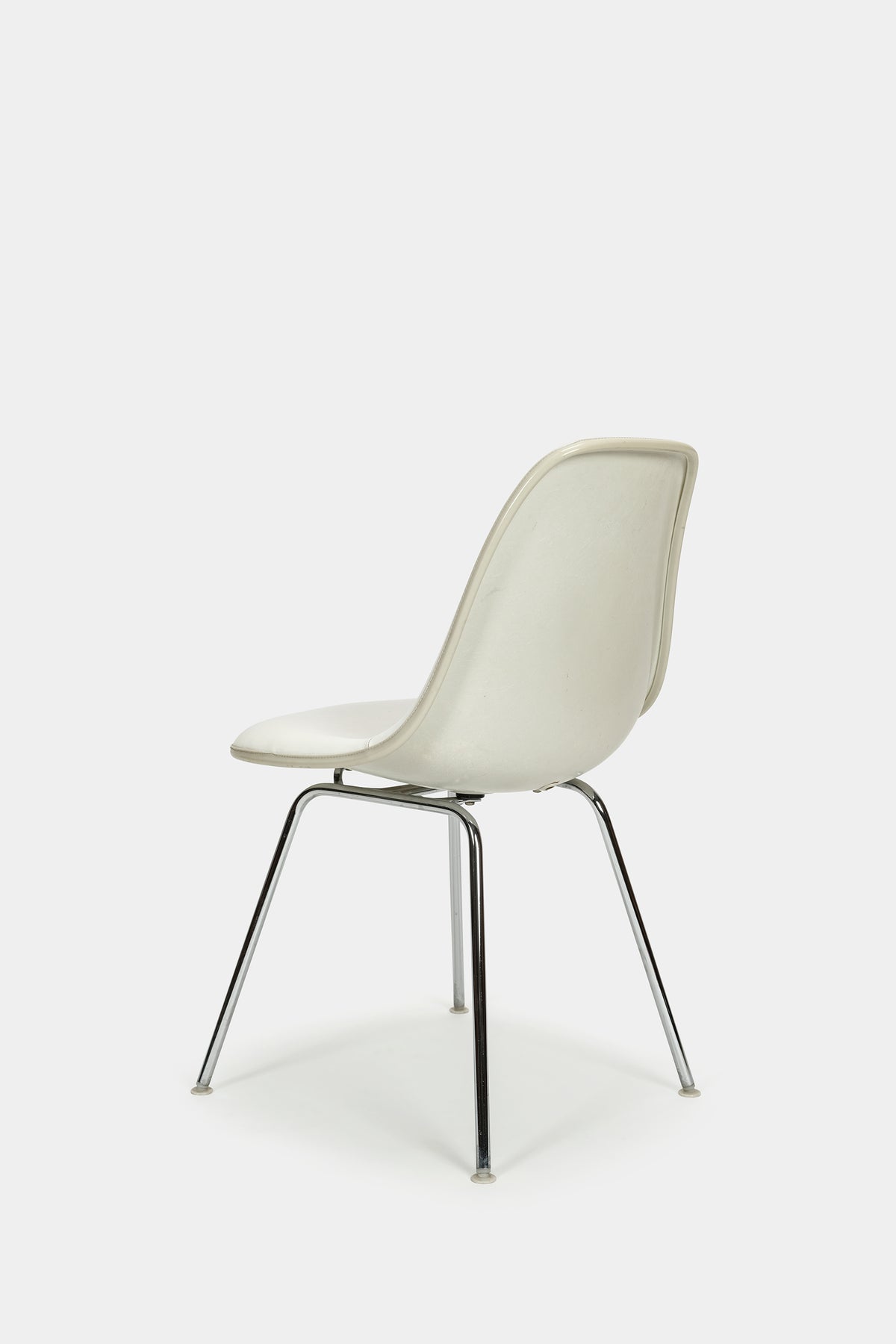 Paar Eames Side Chairs mit weissem Lederbezug, Italien, 60er