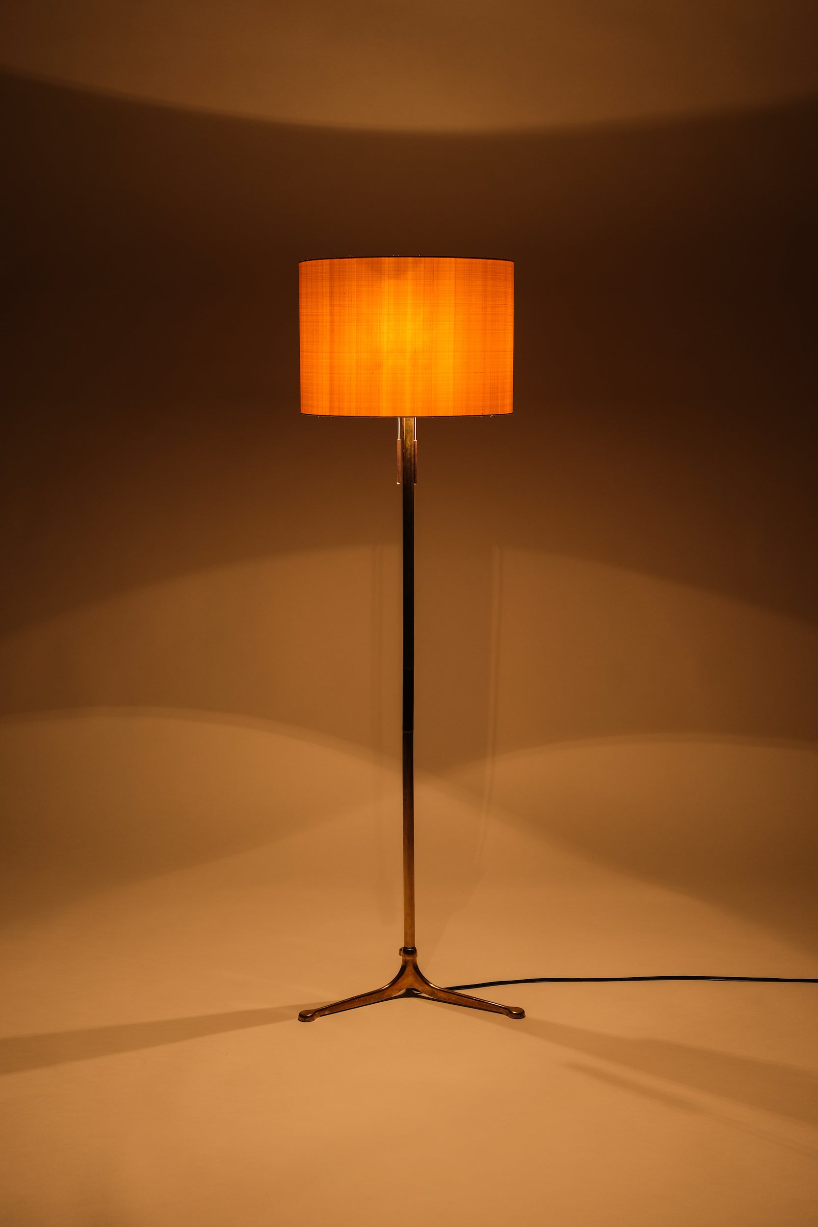 Schweizer Stehlampe Messing Seidenschirm, 60er