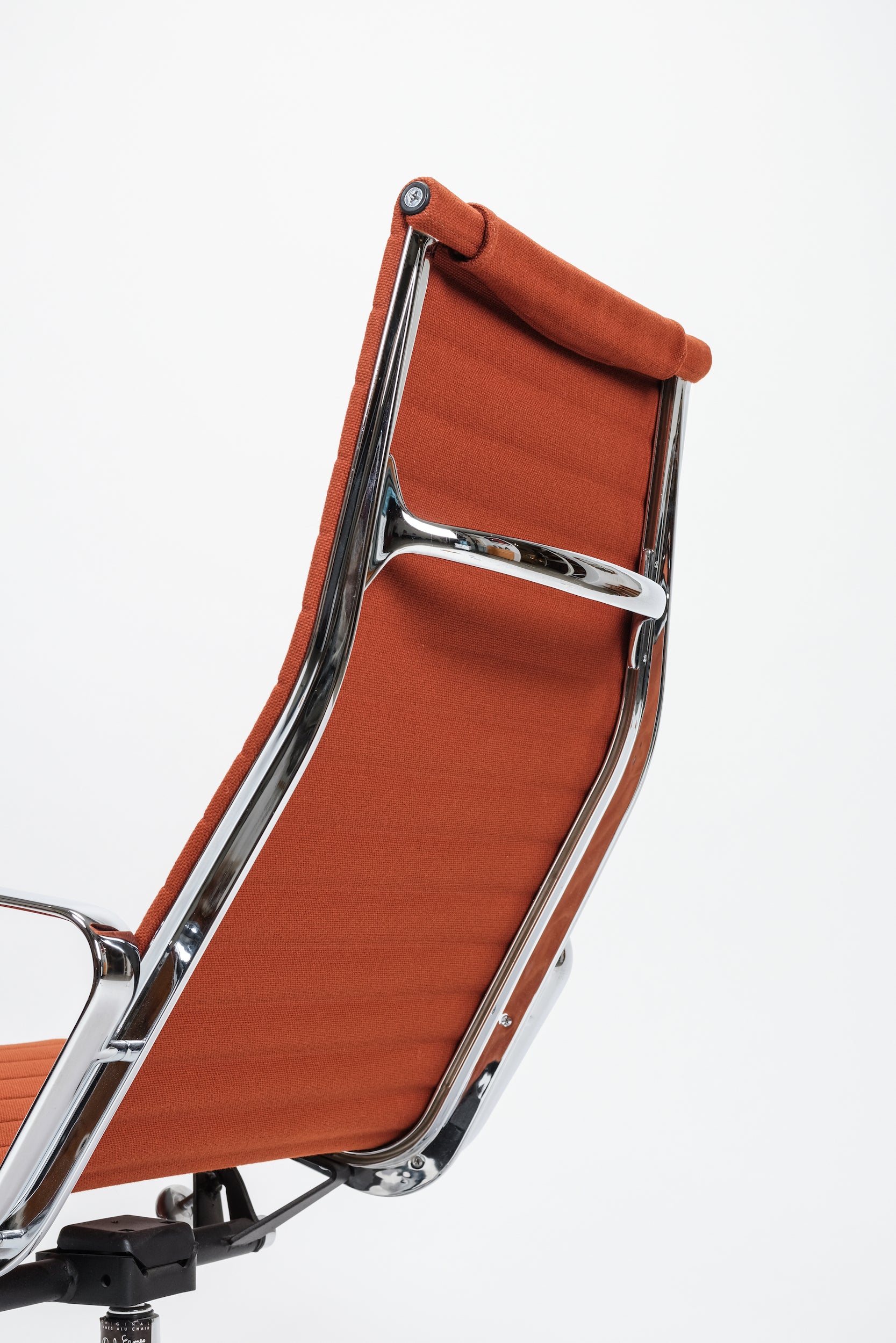 Eames EA 124 Aluminium Chair, Vitra