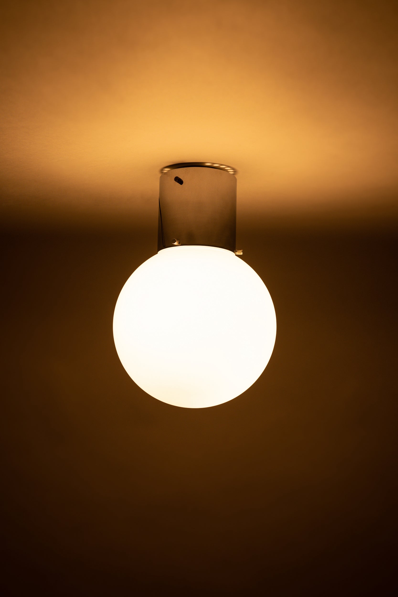 Italienische Deckenlampe mit Überfangglas, 60s