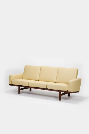 Hans Wegner Sofa GE-236, Getama, Teak