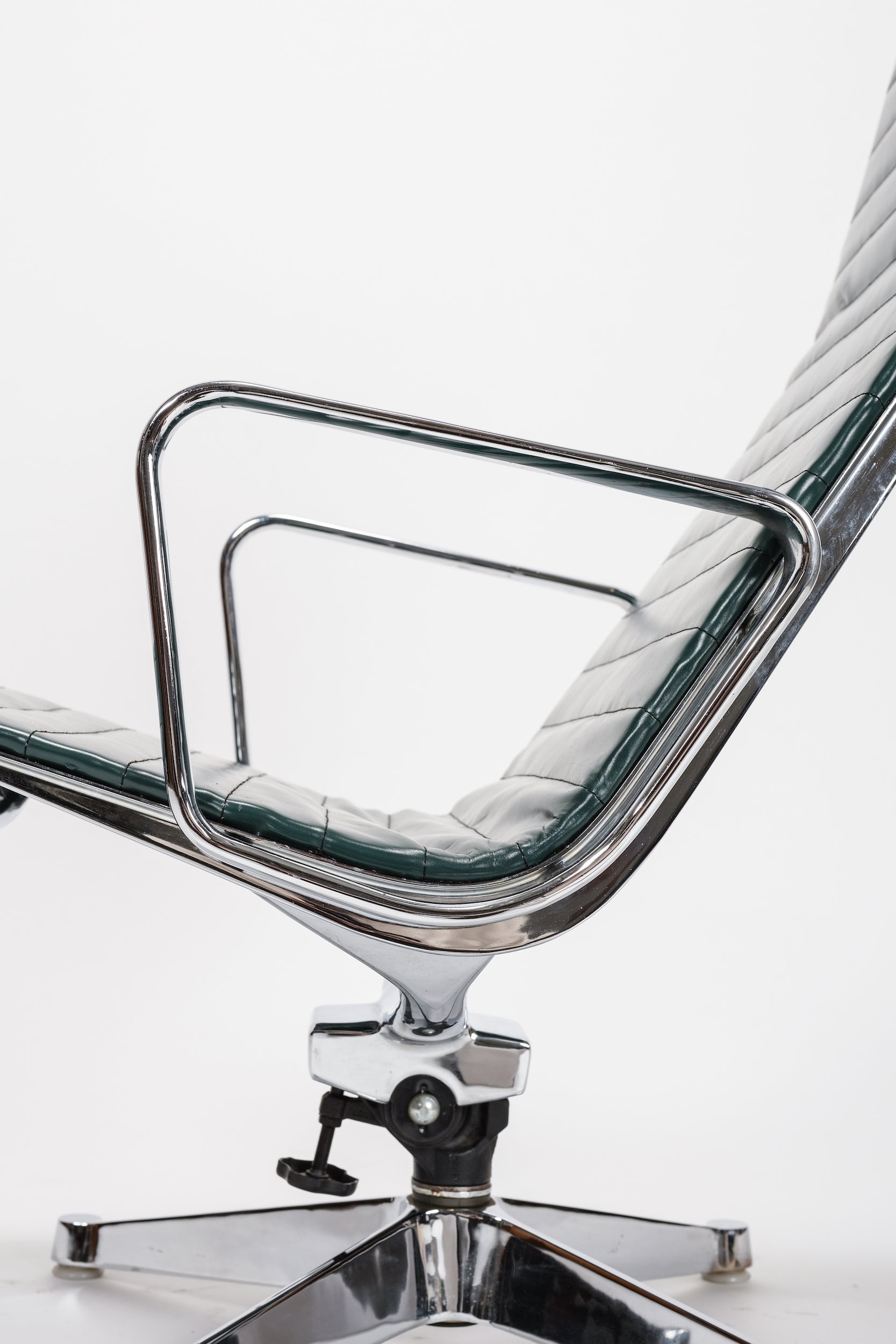2 Charles Eames Aluminium Group Lounge Chairs, Hermann Miller, 60er