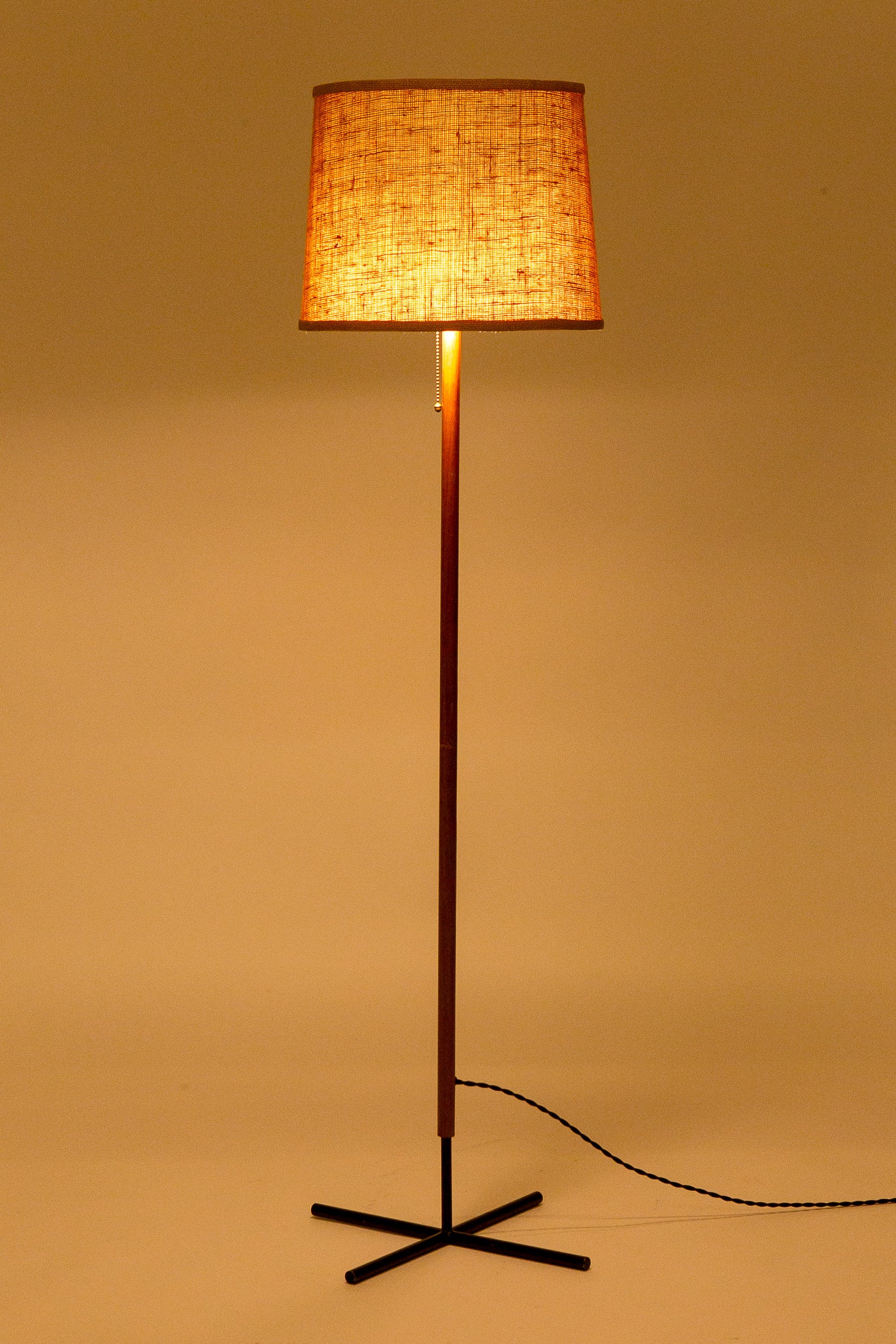 Kleine Stehlampe 50\' Nussbaum