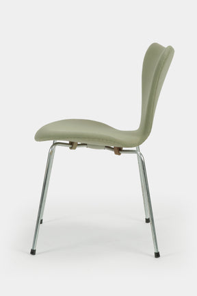 2 Arne Jacobsen 3107 chairs, Flanel