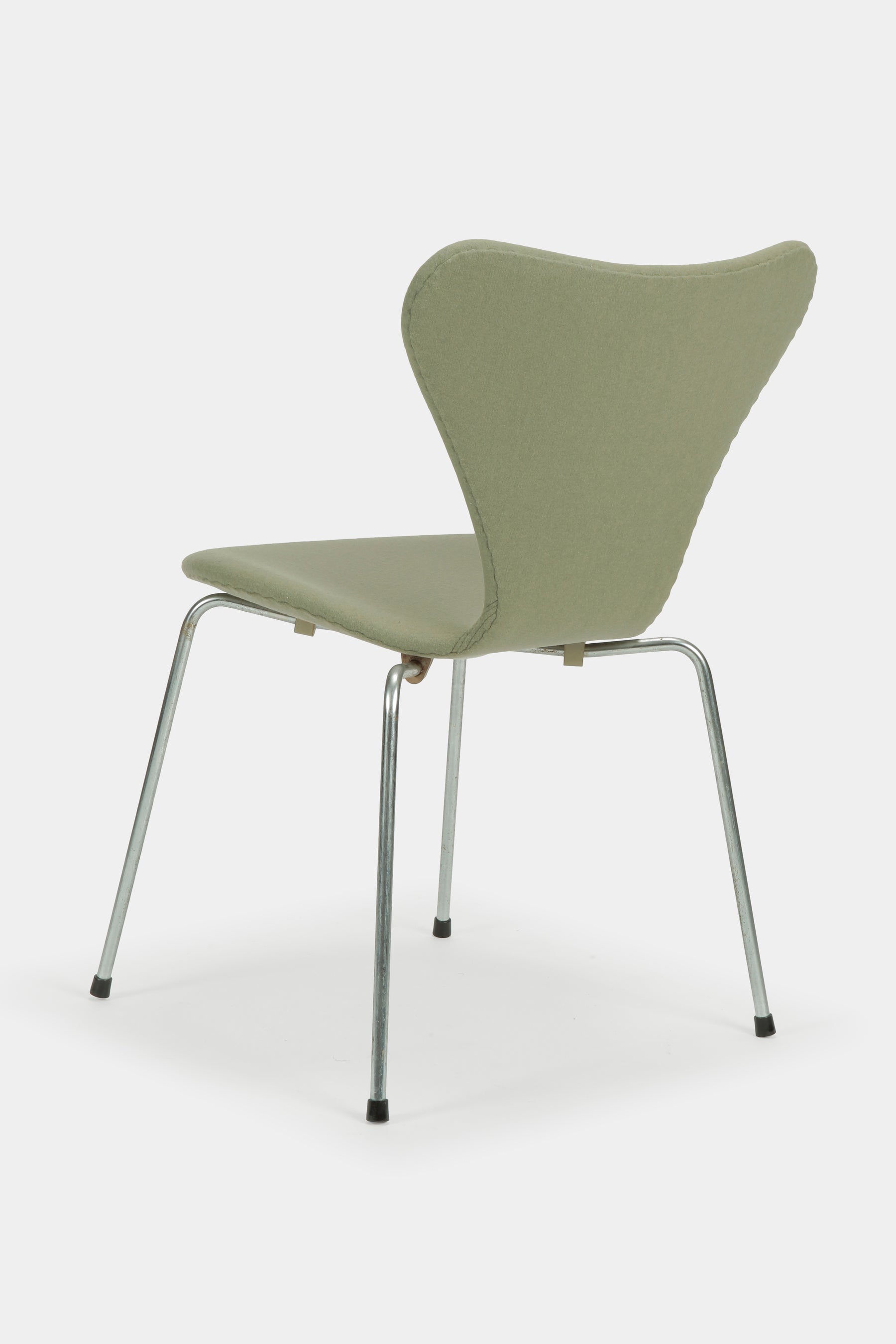 2 Arne Jacobsen 3107 chairs, Flanel