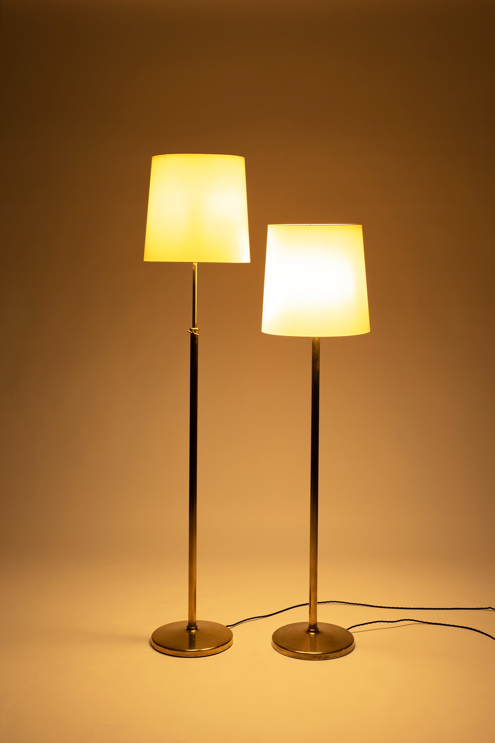 Paar Amba Stehlampen mit Messingfuss neuer Lampenschirm 40er