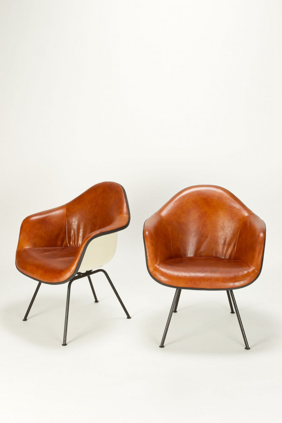 Ein Paar Eames Lounge Ledersschalen von Charles & Ray Eames