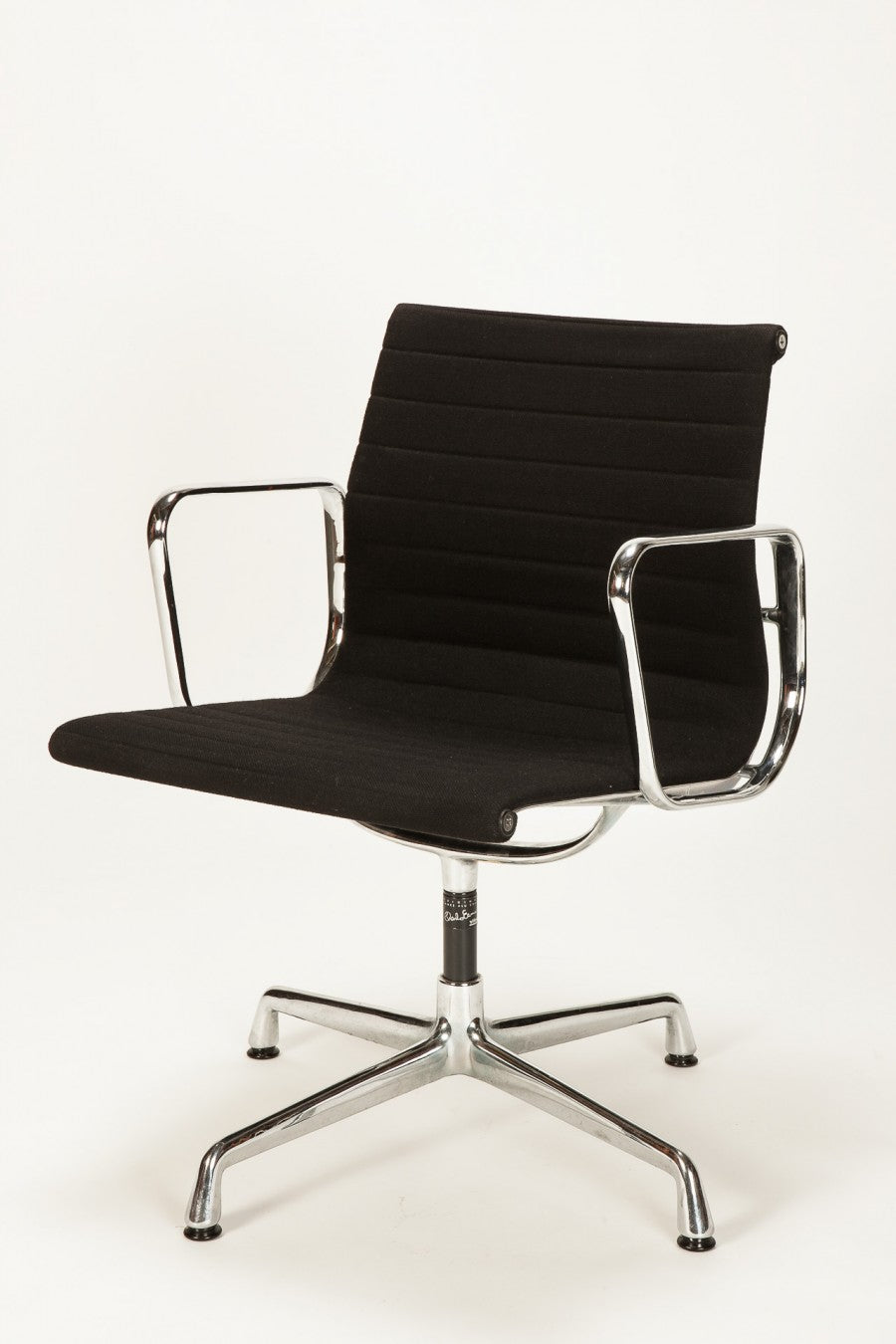 Eames Alu EA 108 von Charles and Ray Eames