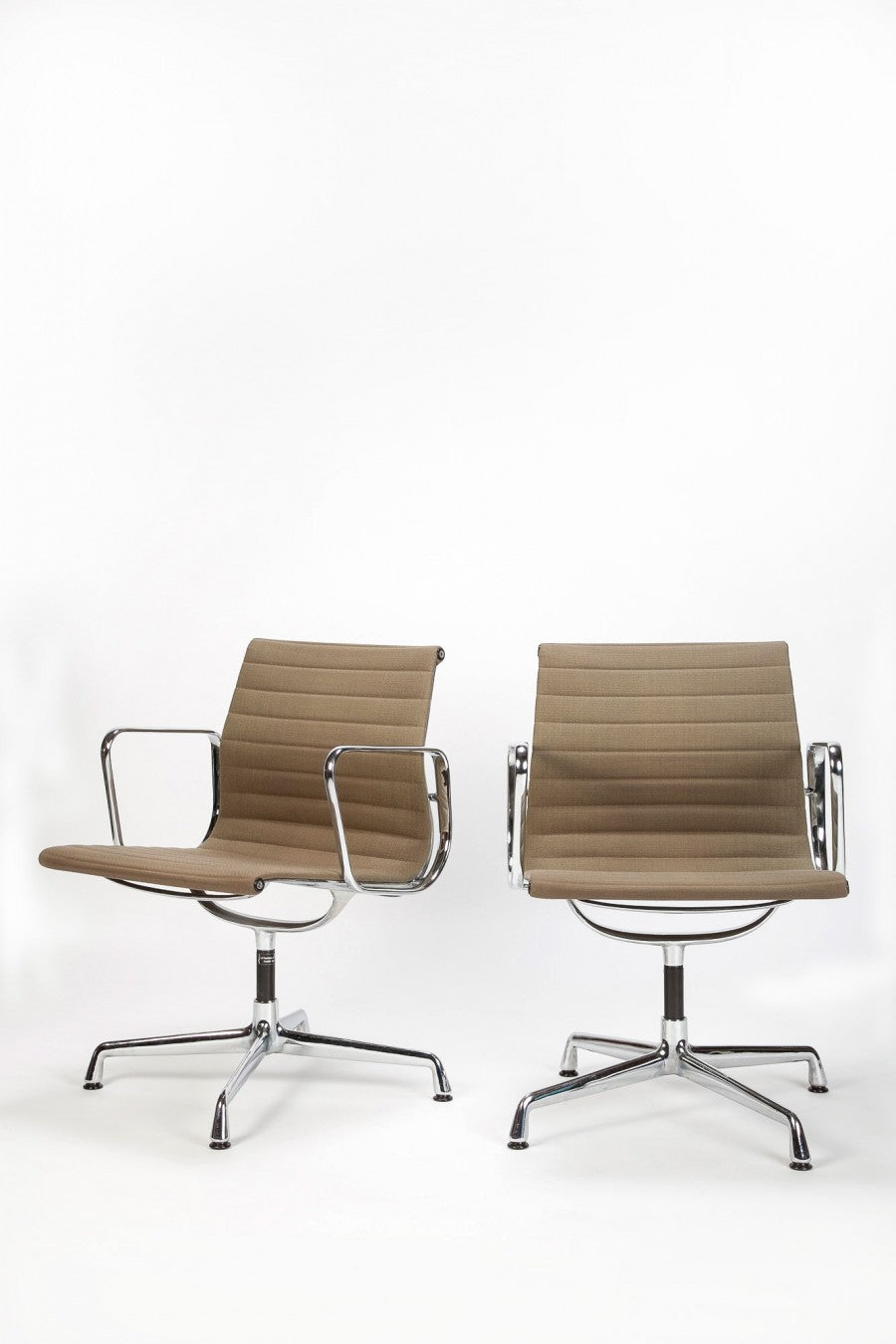 Ein Paar Drehbare Eames Alu Chairs von Charles and Ray Eames