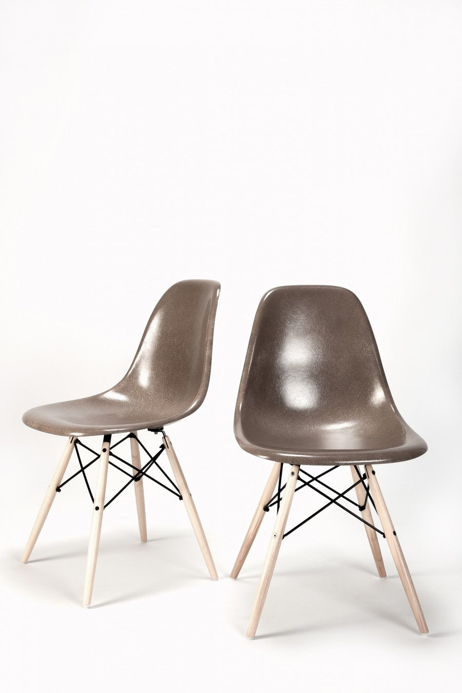 Ein Set von 8 Eames Dowel Base Stühlen  von Charles and Ray Eames