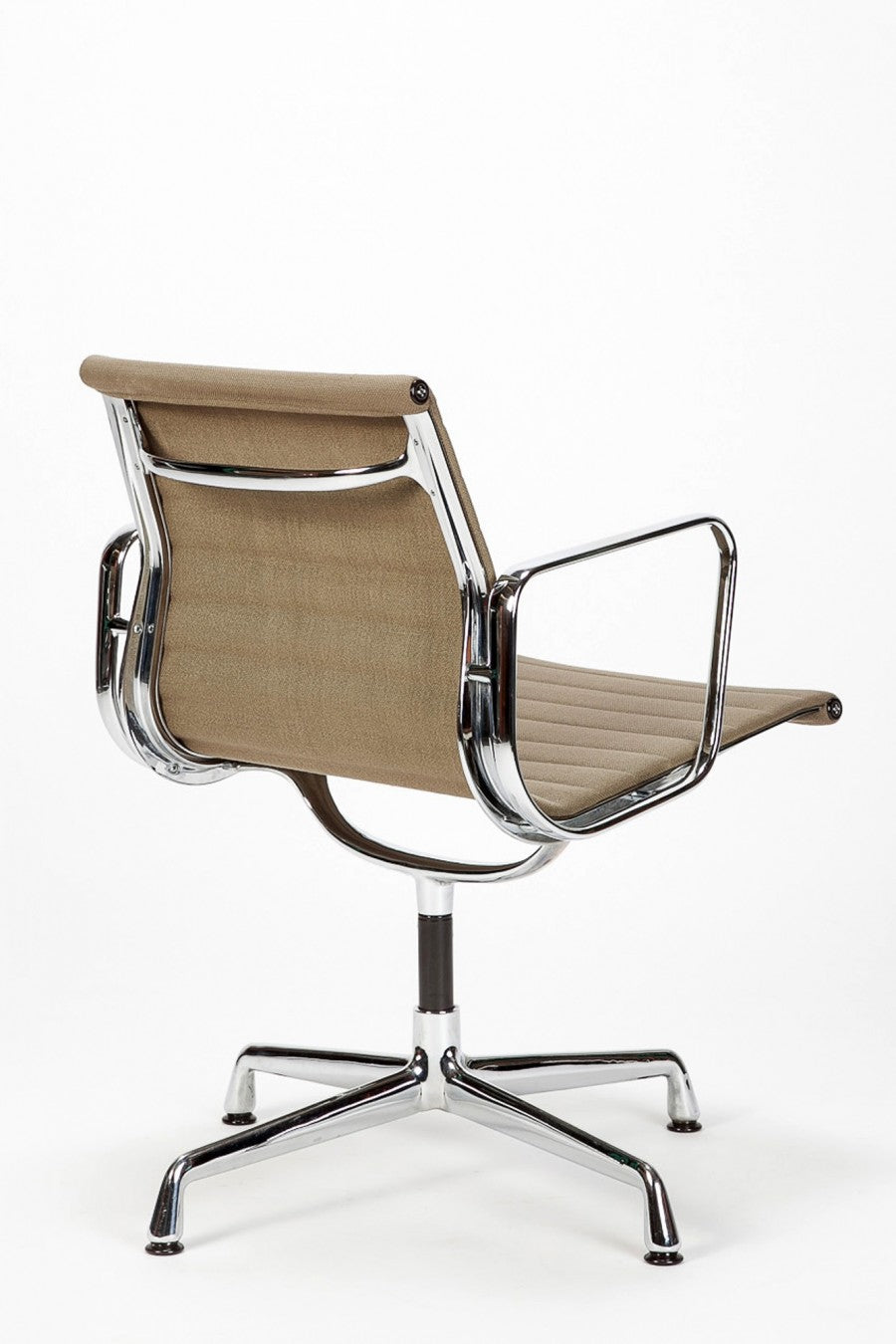 Ein Paar Drehbare Eames Alu Chairs von Charles and Ray Eames
