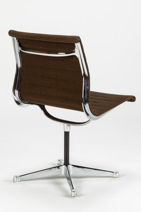 Zwei Eames Alu Chairs Einer Drehbar von Charles and Ray Eames