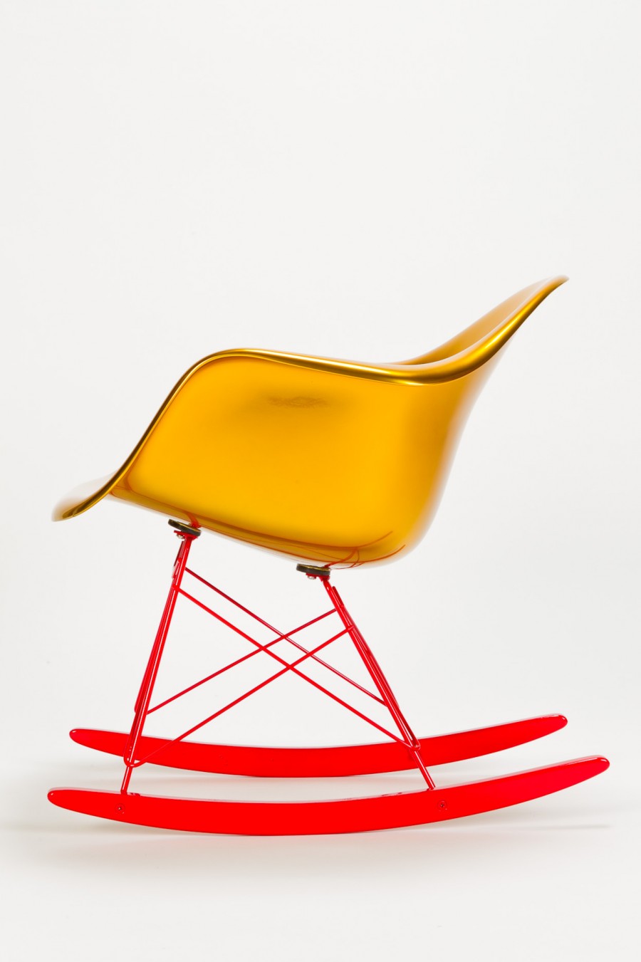 Goldener Schauckelstuhl von Charles & Ray Eames/Reha Okay