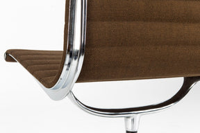 Zwei Eames Alu Chairs Einer Drehbar von Charles and Ray Eames