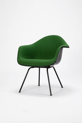 2 niedrige grün-schwarze Eames Stühle von Charles & Ray Eames