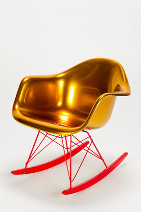 Goldener Schauckelstuhl von Charles & Ray Eames/Reha Okay