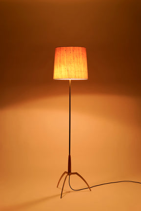 Messing Stehlampe mit Kirschbaum und Seidenschirm 60er